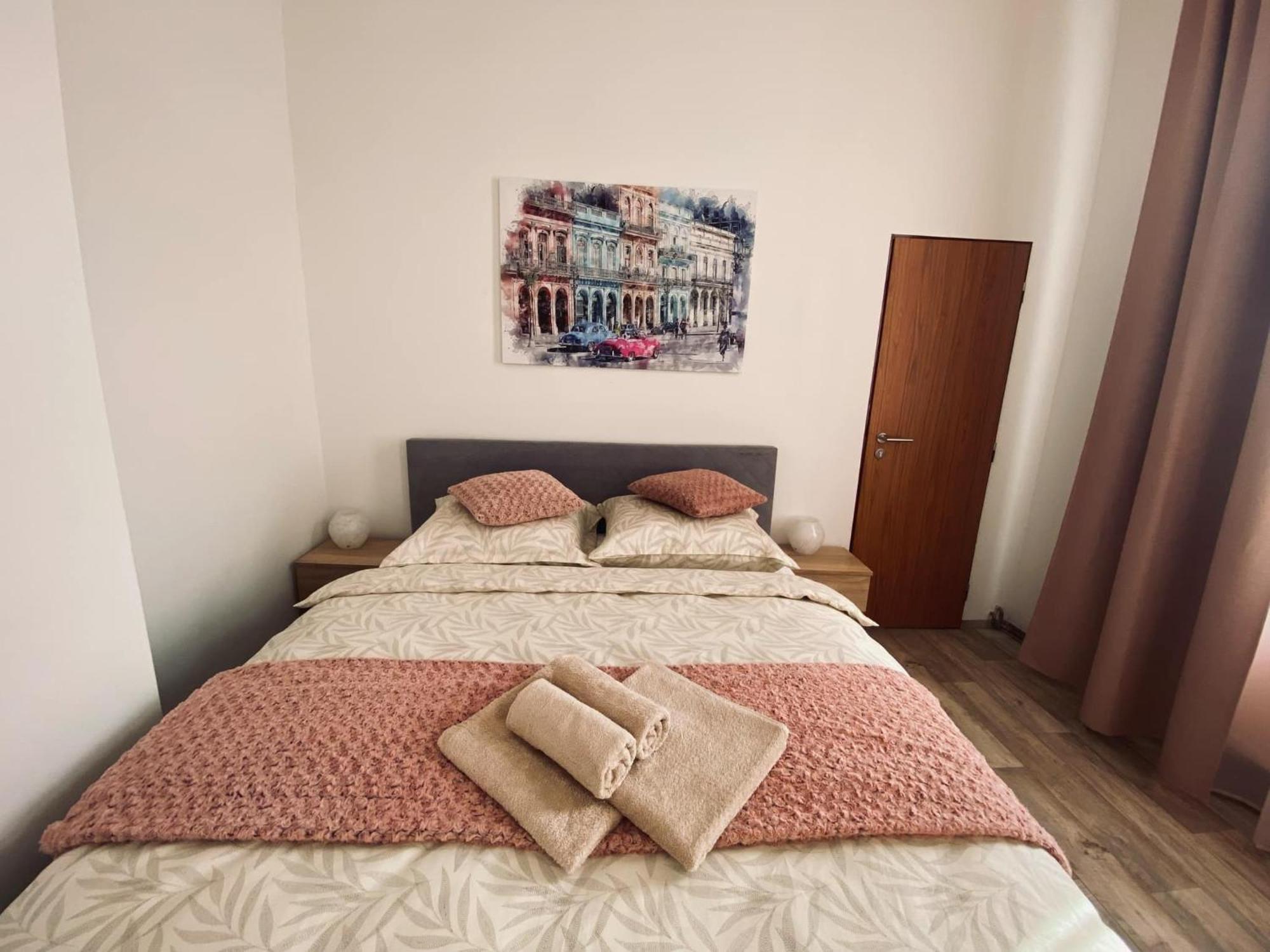 Kompletne Vybavene Studio U Divadla - Wi-Fi Zdarma Pardubice Bagian luar foto