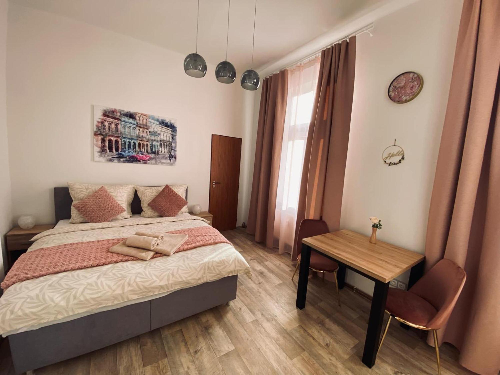 Kompletne Vybavene Studio U Divadla - Wi-Fi Zdarma Pardubice Bagian luar foto