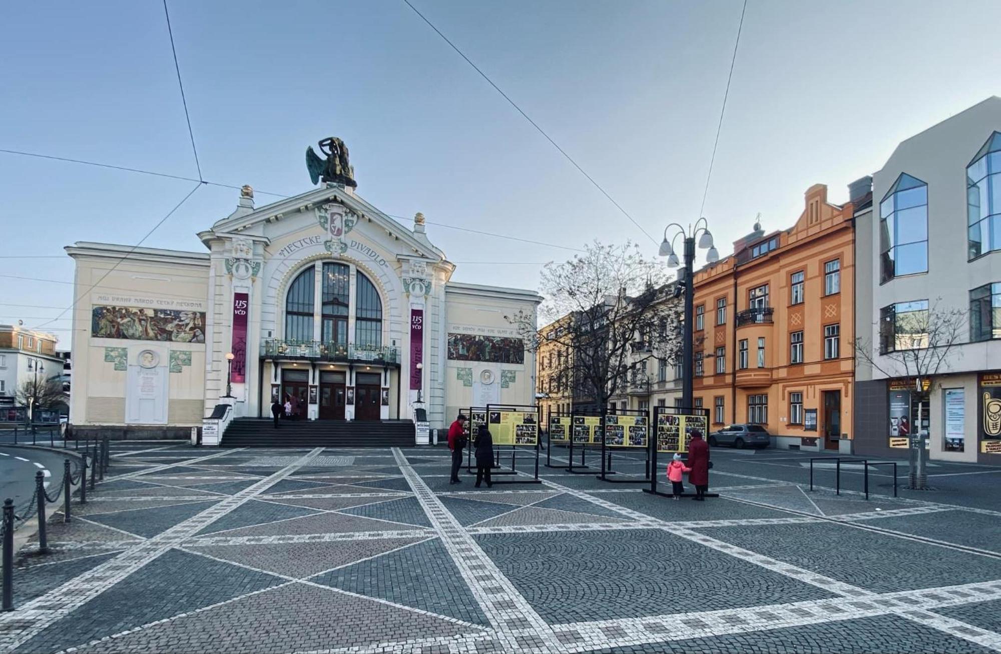 Kompletne Vybavene Studio U Divadla - Wi-Fi Zdarma Pardubice Bagian luar foto