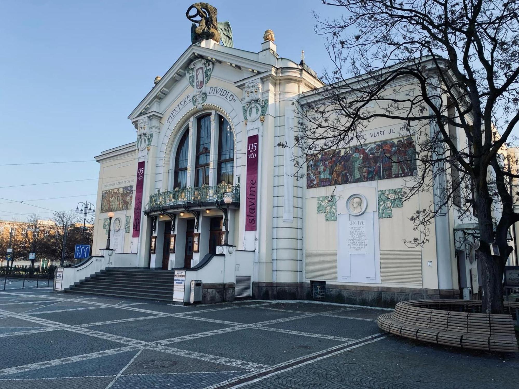 Kompletne Vybavene Studio U Divadla - Wi-Fi Zdarma Pardubice Bagian luar foto
