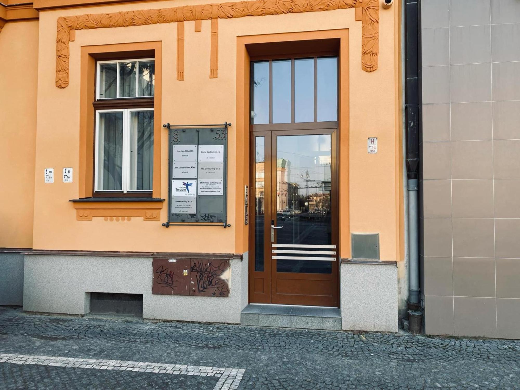 Kompletne Vybavene Studio U Divadla - Wi-Fi Zdarma Pardubice Bagian luar foto