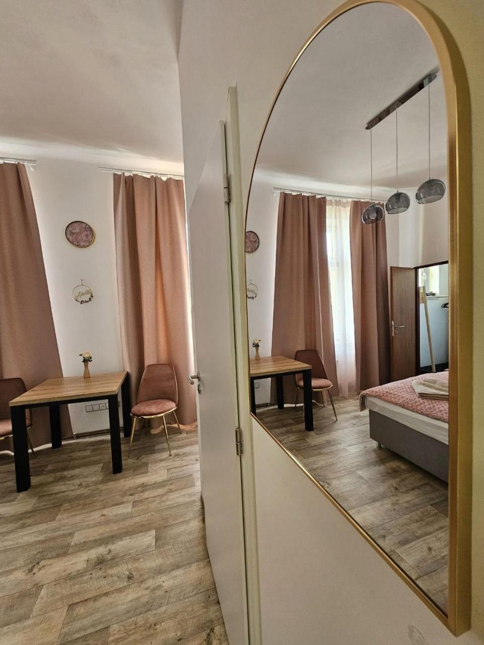 Kompletne Vybavene Studio U Divadla - Wi-Fi Zdarma Pardubice Bagian luar foto