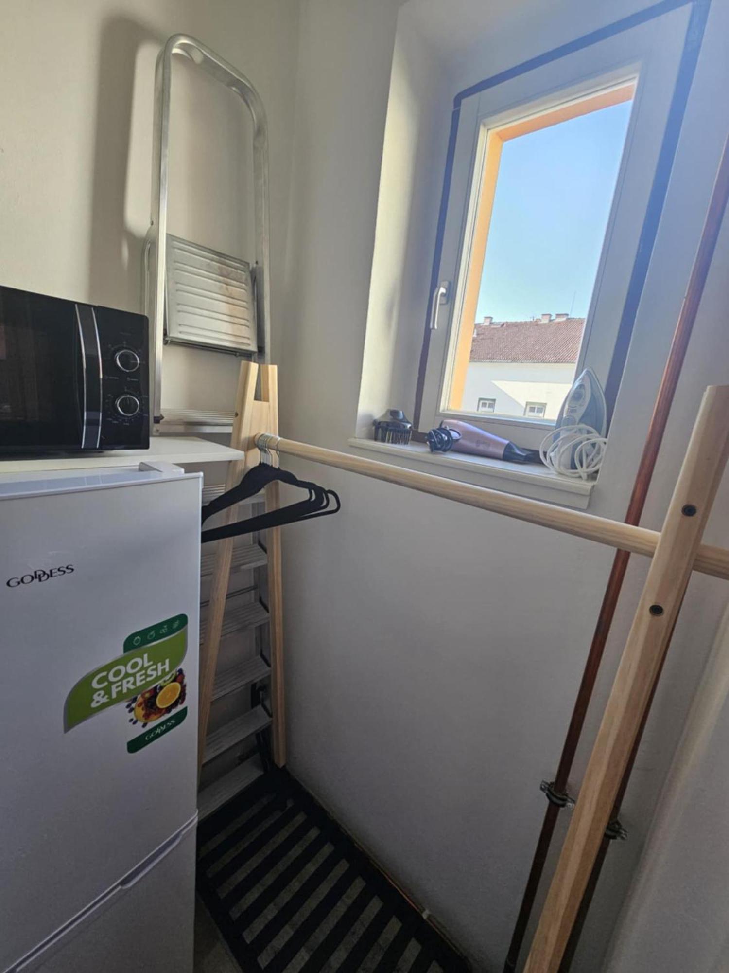 Kompletne Vybavene Studio U Divadla - Wi-Fi Zdarma Pardubice Bagian luar foto